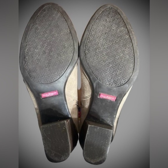 Isaac Mizrahi taupe suede booties w/shiny gold hardware accents. Wmns sz 6 - Picture 5 of 5